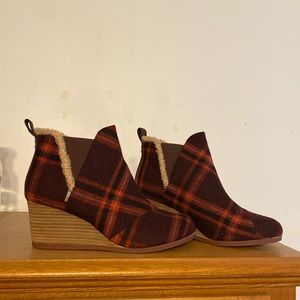 Like new.  Tom’s Barn Red Earthy plaid booties.